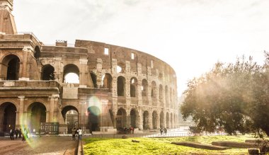 Ünlü dönüm noktası Colosseum vintage tarzı ve güneş ışığı etkisi.