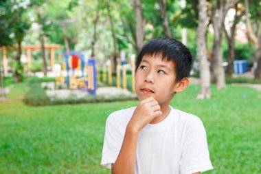 Asyalı çocuk düşünüyorum.