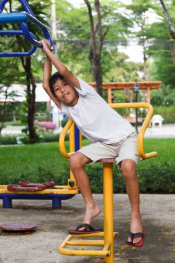 Asyalı çocuk egzersiz DIP barda.