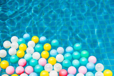 Yüzme havuzunda plastik toplar.
