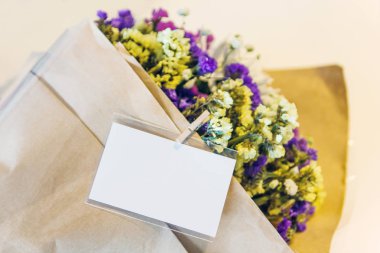 Buket çiçek boş kartı ile.