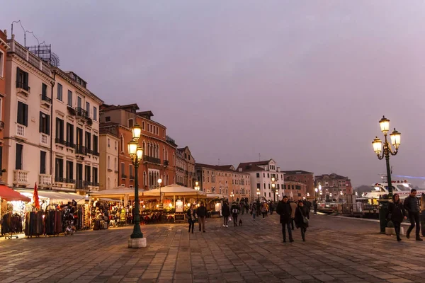 Люди в Венеции вечером с сумеречным небом . — стоковое фото