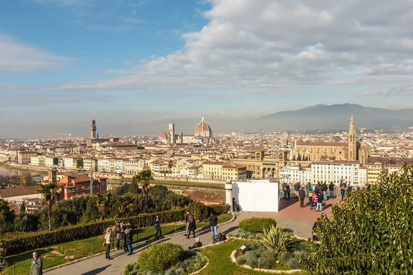 Uitzicht op de stad Florence vanuit oogpunt op de heuvel naam Piazzale Mich — Stockfoto