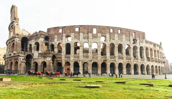 Monumento famoso Coliseu vista do jardim . — Fotografia de Stock
