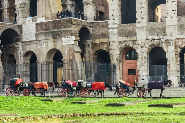 Berühmtes Wahrzeichen Kolosseum im Hintergrund und Kutsche im Vordergrund — Stockfoto