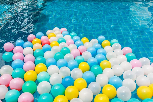 Bolas de plástico na piscina . — Fotografia de Stock