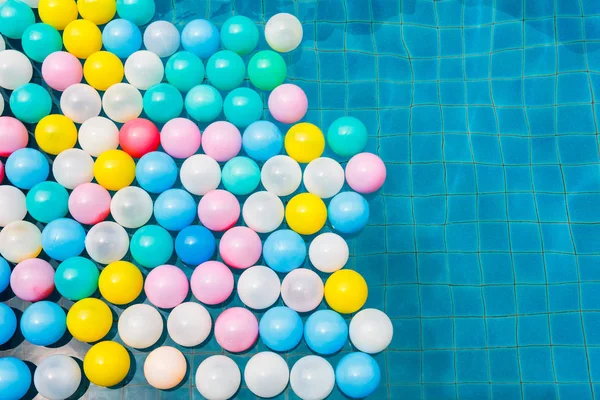 Bolas de plástico en la piscina . Fotos De Stock