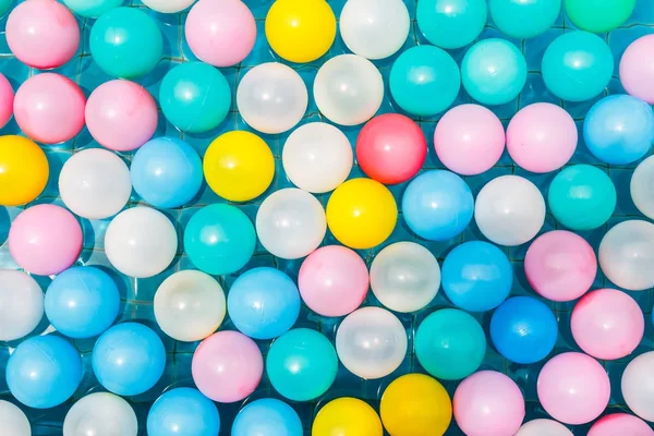 Bolas de plástico en la piscina . Imagen De Stock