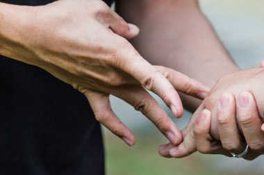 Tay adam kadının el parmak ile vurdu.