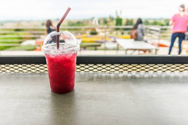 Tablo üzerinde üzüm suyu.