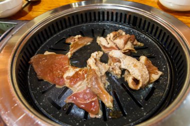 Korece Barbekü mangal kömürü kullanarak.