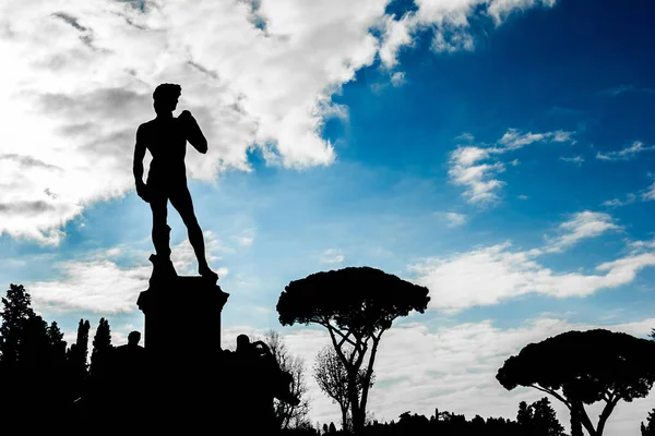 Vista silueta de la escultura David en Florencia . — Foto de Stock