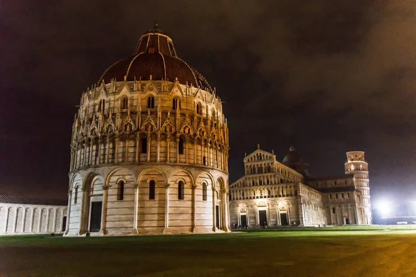 De kathedraal van Pisa met scheve toren van Pisa. — Stockfoto