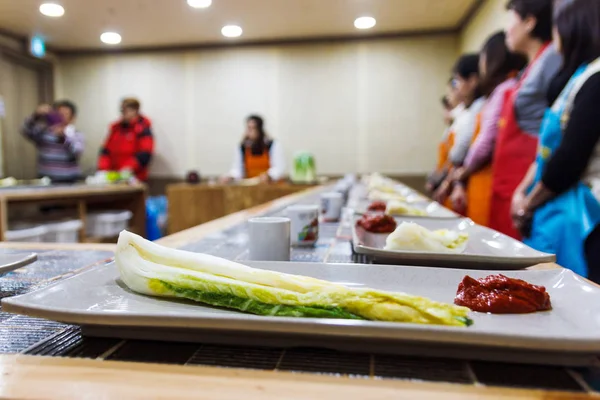 Ludzie uczą się jak zrobić kimchi. — Zdjęcie stockowe
