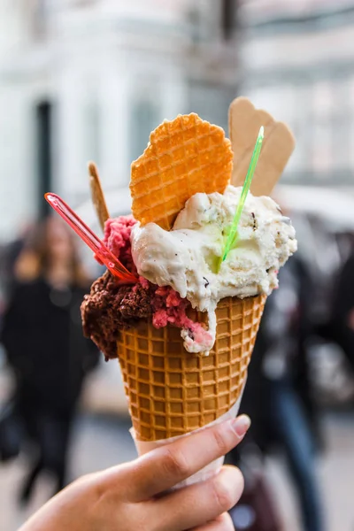 Frau hält Eis in der Hand. Stockbild