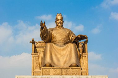Gwanghwamun kare altın heykeli.