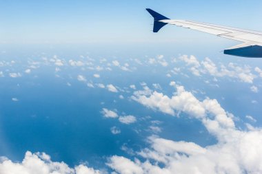 Uçaktan bulut ve gökyüzü görünümü.