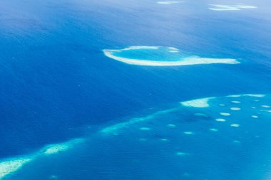 Maldivler atoll görünümü.