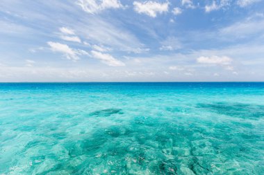 Deniz ve gökyüzü Maldivler.