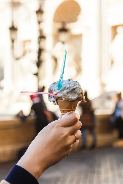 Frau hält Eis in der Hand. — Stockfoto