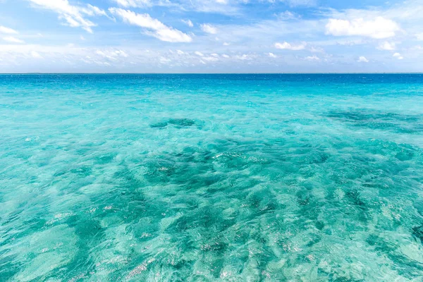 Mar y cielo en Maldivas . — Foto de Stock