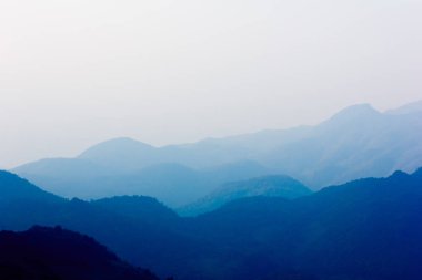 Dağlar görünümünü siluet.