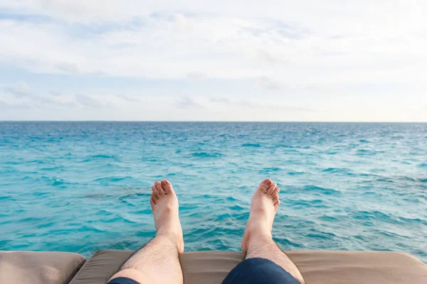 Hombre pierna con el mar en el fondo . — Foto de Stock