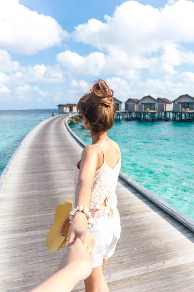 Kadın holding el Maldivler. — Stok fotoğraf