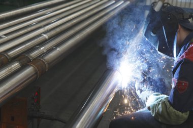 Kaynakçı elektrikle metal borular, seçici odak kaynak