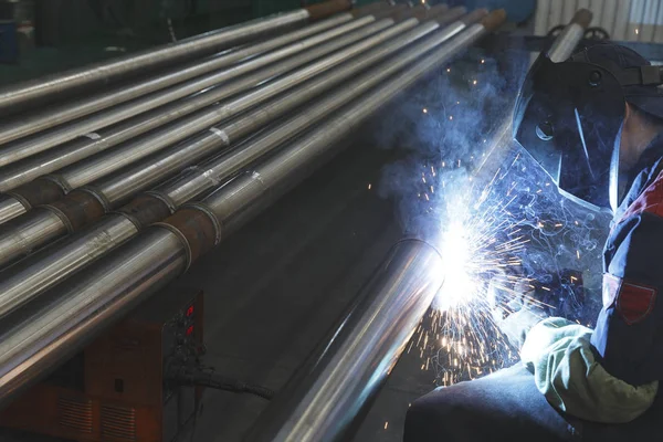 Kaynakçı elektrikle metal borular, seçici odak kaynak