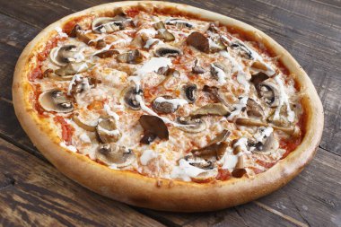Ahşap bir yüzey üzerinde büyük pizza. Seçici odak
