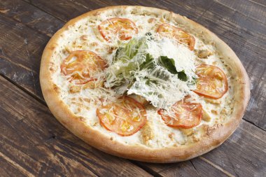 Ahşap bir yüzey üzerinde büyük pizza. Seçici odak