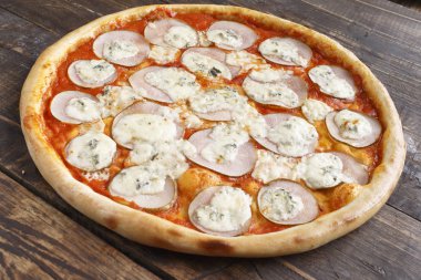 Ahşap bir yüzey üzerinde büyük pizza. Seçici odak