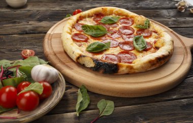 Ahşap bir yüzey üzerinde büyük pizza. Seçici odak