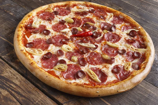 Pizza Grande Uma Superfície Madeira Foco Seletivo — Fotografia de Stock