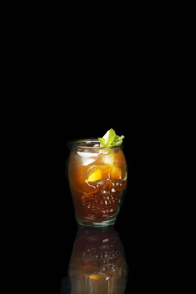 Cocktail Een Zwarte Achtergrond — Stockfoto