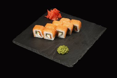 çeşitli suşiler, siyah bir arka planda yansımalı rulo. Özellikle siyah arka plandaki kafe ve restoranlar için.