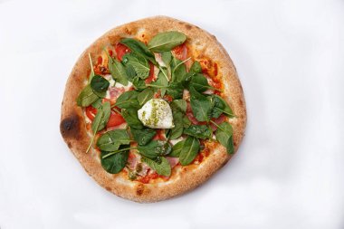 Beyaz arka planda domatesli ve otlu pizza.