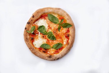 Beyaz arka planda domatesli ve otlu pizza.