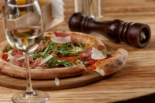 Pizza Mit Marmelade Und Kräutern Auf Einem Holztisch — Stockfoto