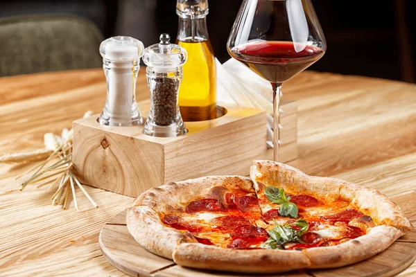Pfefferoni Pizza Und Ein Glas Wein Auf Einem Holztisch — Stockfoto