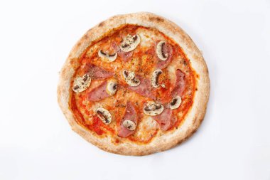 Beyaz arka planda izole edilmiş, jambonlu ve mantarlı lezzetli pizza..