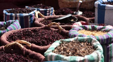 Piyasada çeşitli baharatlar var.