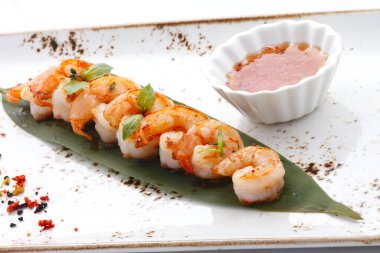 Baharatlı ve soslu ızgara kaplan karidesi. Izgara deniz ürünleri..