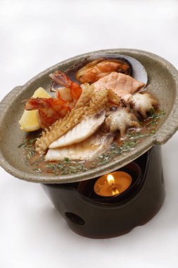 Ahşap bir arka planda, deniz kokteyle benzer ısıtılmış mum.