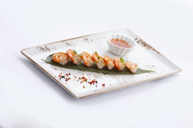 Baharatlı ve soslu ızgara kaplan karidesi. Izgara deniz ürünleri..