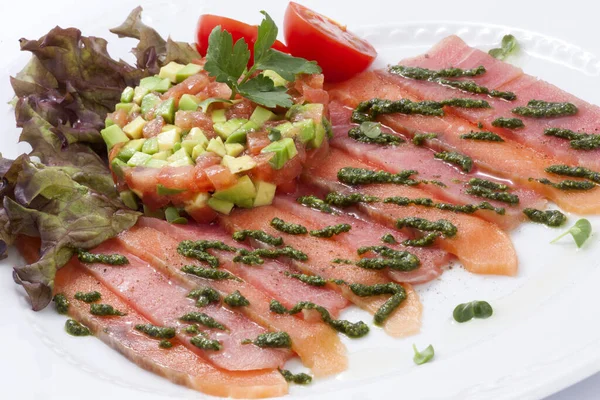 Carpaccio Van Tonijn Zalm Smaak Gebracht Met Pesto Avocado Tartaar — Stockfoto