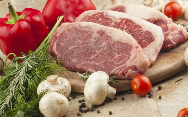 Carne Fresca Cruda Bistecca Ribeye Marmi Verdi Pomodori Funghi Piatto — Foto Stock