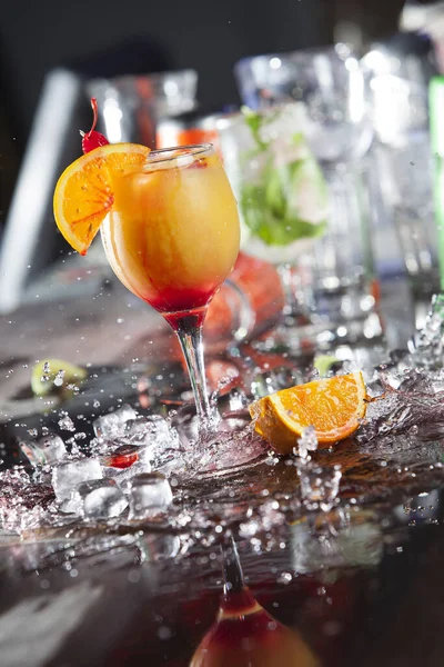 Cocktail Met Ijs Splash Selectieve Focus — Stockfoto