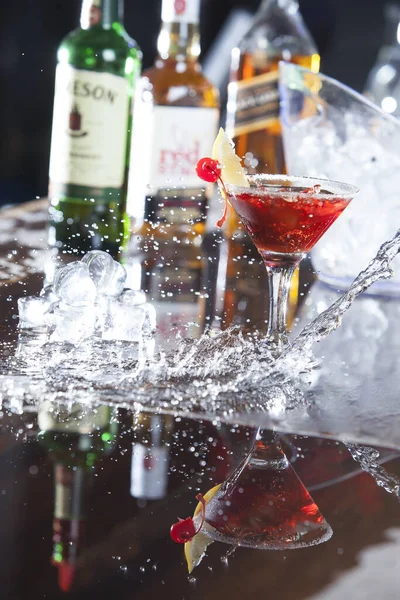Cocktail Met Ijs Splash Selectieve Focus — Stockfoto